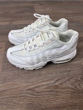 Nike Women's Cream/Off-White Low-Top Sneakers/A402